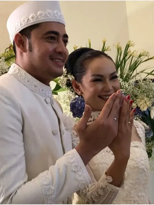 Pada pernikahan ibu satu anak ini dinikahkan langsung oleh ayahnya. Hal itu terlihat dari video saat menjalankan akad nikah. Kedua pengantin mengenakan busana putih-putih. (Instagram/alvinadam1)