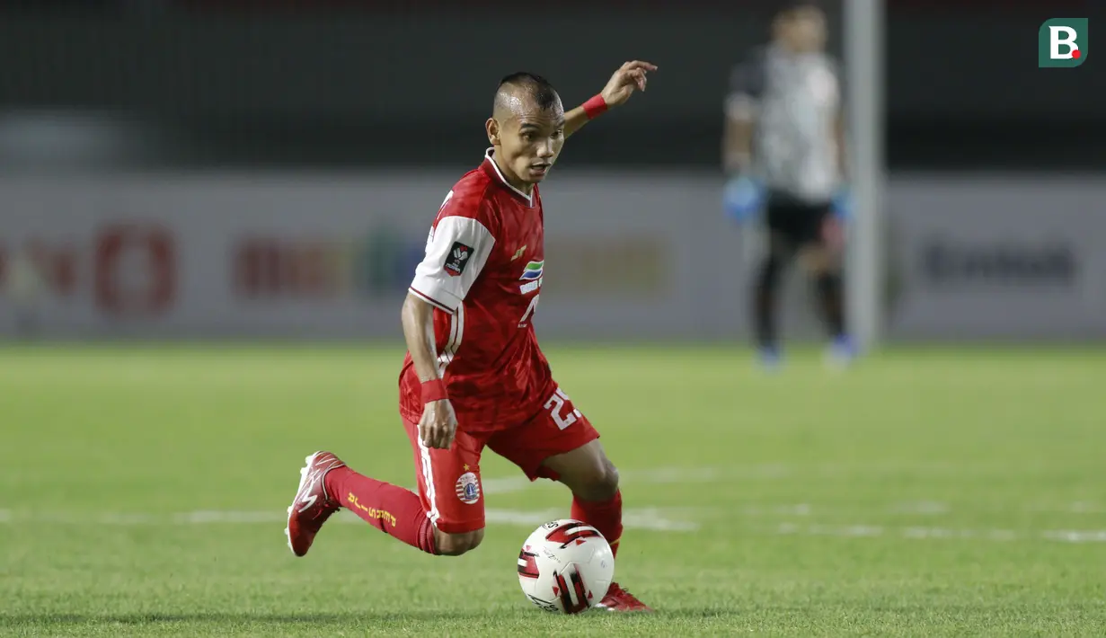 Persija yang lebih mendominasi permainan kembali mendapatkan peluang menciptakan gol pada menit ke-20 melalui Riko Simanjuntak yang mendapatkan umpan dari Osvaldo. Namun, eksekusinya masih belum tepat sasaran. (Foto: Bola.com/M. Iqbal Ichsan)