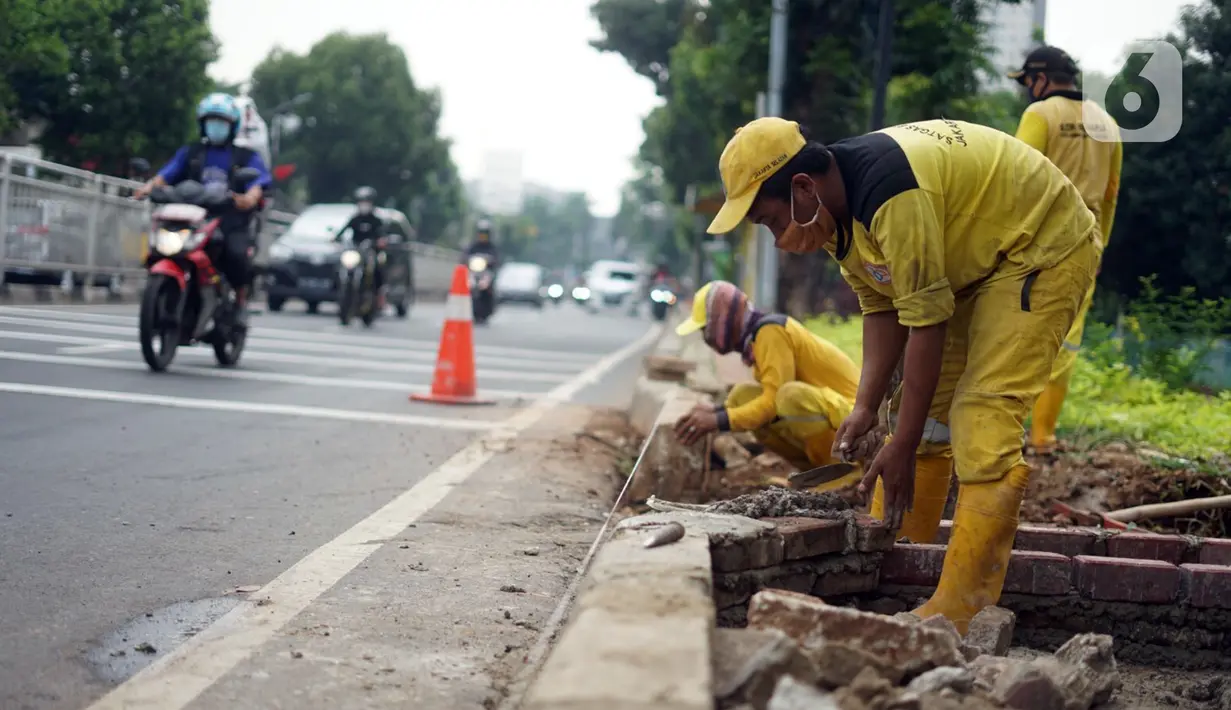 Petugas Sudin Bina Marga memerbaiki trotoar di Jalan Dr. Saharjo, Menteng Atas, Jakarta Selatan, Selasa (17/11/2020). Selama periode Januari hingga Oktober 2020, Suku Dinas (Sudin) Bina Marga Jakarta Selatan telah memperbaiki  6.132 titik trotoar di wilayahnya. (Liputan6.com/Immanuel Antonius)