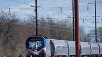 Kereta penumpang Amtrak tergelincir setelah terlibat kecelakaan dengan menabrak backhoe di dekat Philadelphia, Amerika Serikat, Minggu (3/4). Sedikitnya 2 orang tewas dan 30 lainnya mengalami luka-luka akibat kejadian ini. (Mark Makela/Getty Images/AFP)