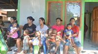 Foto : Warga Adonara, Flores Timur saat membawa anak-anaknya menerima makanan tambahan untuk menanggulangi stunting (Liputan6.com/Ola Keda)