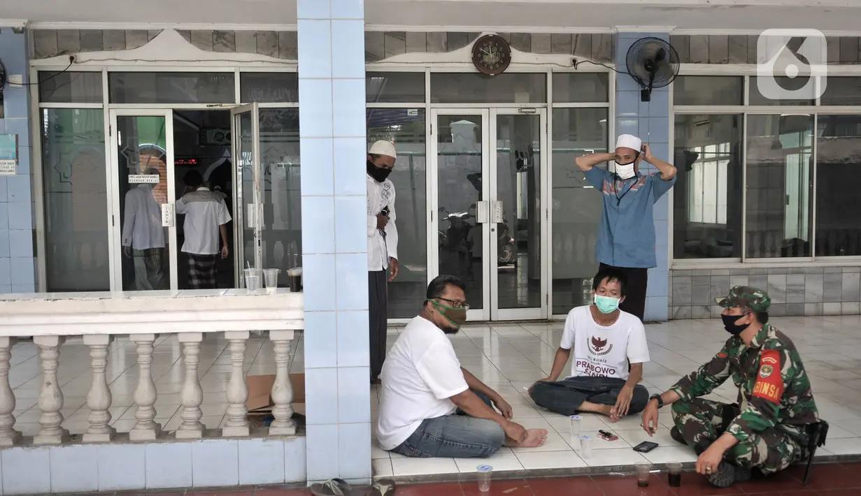 Anggota TNI saat berjaga untuk mengimbau jemaah agar tidak Salat Jumat di Masjid Jami'e Baitussalam, Cipinang, Jakarta, Jumat (10/4/2020). (merdeka.com/Iqbal S. Nugroho)