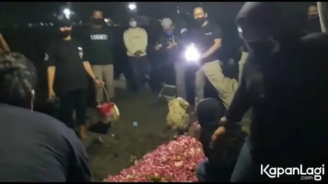 7 Momen Pemakaman Chacha Sherly di Kampung Halaman, Penuh Haru