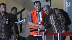 Hakim PN Balikpapan nonaktif Kayat (tengah) usai menjalani pemeriksaan di Gedung KPK, Jakarta, Jumat (30/8/2019). Kayat diperiksa sebagai tersangka untuk melengkapi berkas terkait dugaan suap memengaruhi vonis bebas Sudarman yang menjadi terdakwa dalam kasus pemalsuan surat. (merdeka.com/DwiNarwoko)