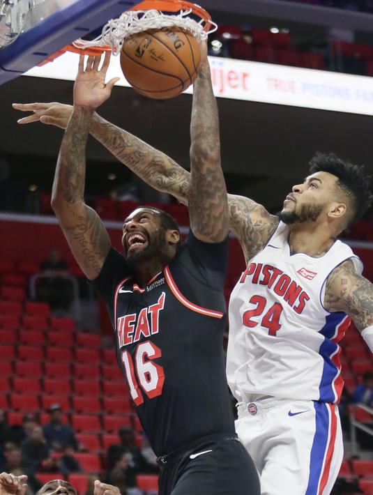 Aksi pemain Miami Heat, James Johnson (16) melakukan dunks saat diadang pemain Detroit Pistons, Eric Moreland (24) pada laga NBA basketball game di Little Caesars Arena, Detroit, (12/11/2017). Detroit Pistons menang 112-103. (AP/Duane Burleson)