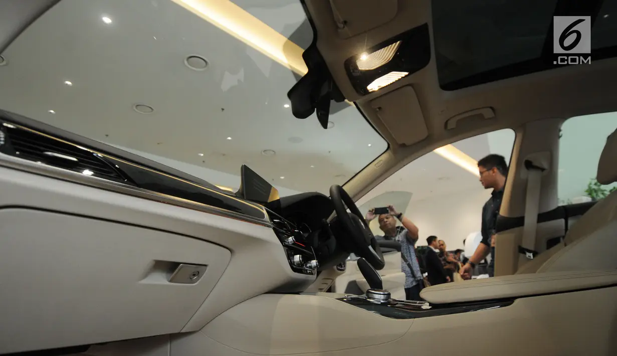 Fotografer mengabadikan interior dan panel dalam mobil BMW Seri 6 Gran Turismo (GT) di Jakarta, Selasa (24/7). Meski secara pasar volumenya kecil, BMW Seri 6 Gran Turismo (GT) dan Seri 5 Touring memiliki penggemar tersendiri. (Merdeka.com/Dwi Narwoko)