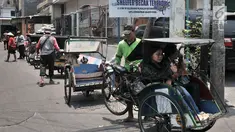Penarik becak saat mangkal di Shelter Becak Terpadu di kawasan Teluk Gong, Pejagalan, Jakarta, Senin (8/10). Pemerintah Provinsi DKI Jakarta telah mendirikan tiga shelter khusus becak di kawasan Teluk Gong. (Merdeka.com/Iqbal Nugroho)