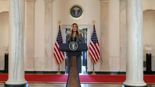 Gaya Formal Melania Trump Saat Jelaskan Hubungannya dengan Penjahat Seksual Jeffrey Epstein