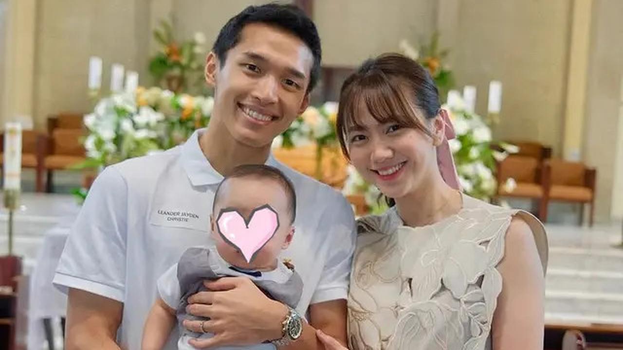 6 Potret Jayden Anak Jonatan Christie dan Shanju Dibaptis, Anteng Digendong Ayah