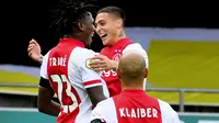Penyerang Ajax Amsterdam, Lassina Traore, berhasil mencetak lima gol sekaligus membantu timnya menang 13-0 atas VVV Venlo pada laga pekan keenam Eredivisie di  Covebo Stadion De Koel, Sabtu (24/10/2020). (Olaf KRAAK / ANP / AFP)