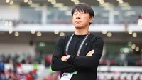 Pelatih Timnas Indonesia, Shin Tae-yong saat menghadapi Thailand dalam laga matchday ketiga Grup A Piala AFF 2022 menghadapi Thailand di Stadion Utama Gelora Bung Karno, Senayan, Jakarta, Kamis (29/12/2022) sore WIB. (Bola.com/Bagaskara Lazuardi)