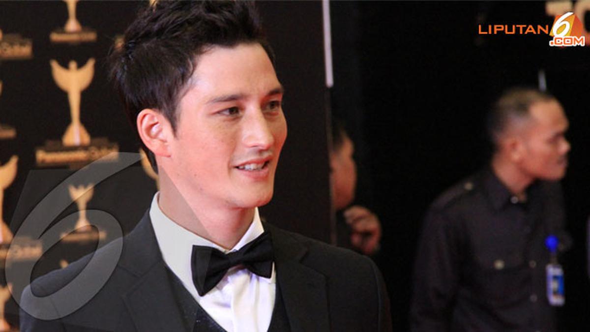 Mike Lewis Kenalkan Gebetan ke Anak