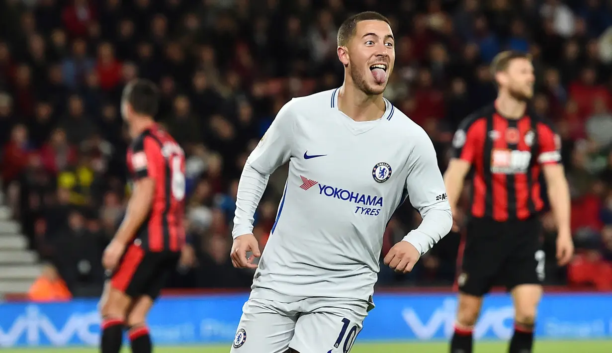Gelandang Chelsea, Eden Hazard, melakukan selebrasi usai mencetak gol ke gawang Bournemouth pada laga Premier League di Stadion Vitality, Sabtu (28/10/2017). Chelsea menang 1-0 atas Bournemouth. (AFP/Glyn Kirk)
