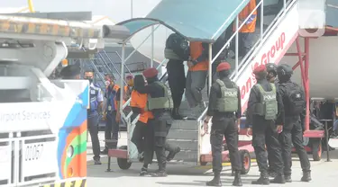 Densus 88  Mabes Polri membawa teroris usai tiba di Bandara Soekarno-Hatta, Tangerang Banten, Kamis (4/1/2021). Sebanyak 26 terduga teroris tertangkap petugas Densus 88 di Makassar dan Gorontalo. (merdeka.com/Arie Basuki)