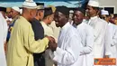 Citizen6, Kongo: Letkol Czi Widiyanto dan seluruh anggota Satgas beserta jamaah lainnya melaksanakan halal bihalal, saling keliling bersalaman sebagaimana layaknya budaya Idul Fitri di tanah air. (Pengirim: Badarudin Bakri)