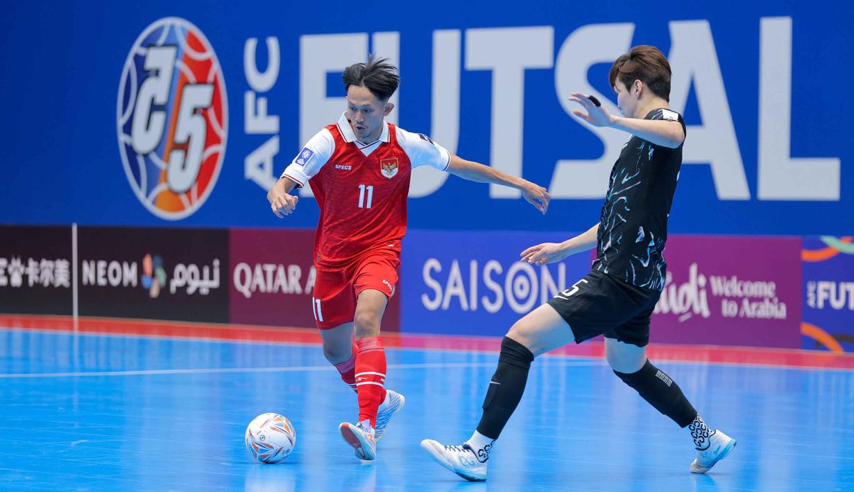 Sebagai catatan, pada September 2025 lalu, Indonesia juga tercatat pernah mengalahkan Korea Selatan dengan skor 3-0 dalam ajang CFA International Futsal Tournament. Tampak dalam foto, pemain Timnas Futsal Indonesia dan Korea Selatan saat bertanding pada laga pertama Grup A Piala Asia 2026 di Indonesia Arena, Jakarta, pada Selasa (27/1/2026) malam WIB. (Bola.com/Bagaskara Lazuardi)