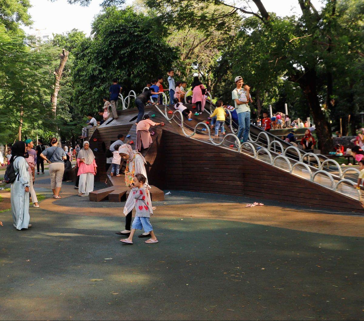 Sejumlah pengunjung bermain pada area playgorund di Tebet Eco Park, Jakarta, Senin (15/4/2024). Taman-taman kota di Jakarta menjadi wisata alternatif untuk mengisi masa libur Lebaran 2024. Salah satunya Tebet Eco Park.&nbsp;Liputan6.com/Herman Zakharia
