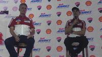 Direktur Olahraga Ducati, Paolo Ciabatti (kiri), bersama Jorge Lorenzo, saat menghadiri acara yang digelar Shell Indonesia di Kuningan, Jakarta, Kamis (2/2/2017). (Bola.com/Andhika Putra)