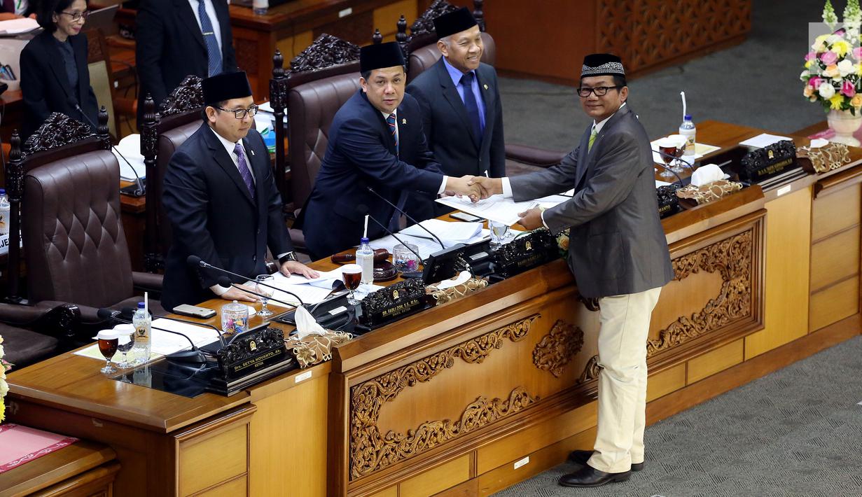 Ketua Pansus Hak Angket KPK Agun Gunandjar bersalaman dengan pimpinan Sidang Rapat Paripurna Fahri Hamza saat menyerahkan hasil laporan Pansus di Gedung Nusantara II Kompleks Parlemen, Senayan, Jakarta, Selasa (26/9). (Liputan6.com/JohanTallo)
