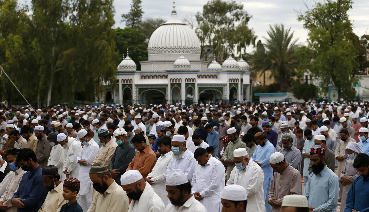Umat Muslim melaksanakan sholat Idul Fitri menandai akhir bulan suci Ramadhan di sebuah lapangan di Rawalpindi, Pakistan, Kamis (13/5/2021). (AP Photo/Anjum Naveed)