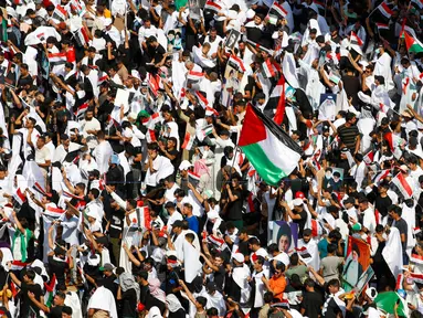 Para pengunjuk rasa berkumpul di Lapangan Tahrir selama demonstrasi anti-Israel di Baghdad pada 13 Oktober 2023. (Ahmad Al-rubaye/AFP)