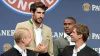 Sebastian Rode (kiri), Javi Martinez, Douglas Costa, dan Thomas Mueller, bercengkrama sebelum dimulainya sesi foto. (AFP Photo/Christof Stache)