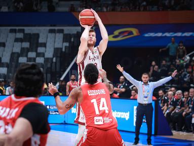 Penampilan luar biasa ditunjukkan Timnas Basket Latvia yang berstatus debutan pada laga pembuka Grup H Piala Dunia FIBA 2023 menghadapi Lebanon di Indonesia Arena, Kompleks Gelora Bung Karno, Senayan, Jakarta, Jumat (25/08/2023). Latvia sukses menggulung Lebanon dengan skor telak 109-70. (Bola.com/Bagaskara Lazuardi)