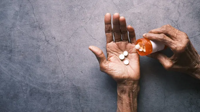 ilustrasi orang tua sakit