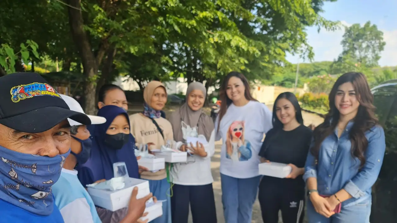 Citra Yunita, Dewi Yulindar dan Cania Sunny Manurung melakukan aksi terpuji.