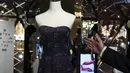 Ada sekitar 15 memorabilia milik Putri Diana yang akan ditampilkan dalam pameran ini. Salah satunya adalah gaun Diamante Star karya desainer Murray Arbied. (AP Photo/Vernon Yuen)