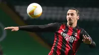 3. Zlatan Ibrahimovic (AC Milan) - Penampilan Zlatan Ibrahimovic sungguh di luar eskpetkasi di usianya yang sudah uzur. Pemain berusia 39 tahun ini masih tajam dalam mencetak gol dengan torehan 11 gol dari 20 pertandingan di seluruh kompetisi musim 2019/2020. (AFP/Russel Cheyne/pool)