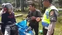Polisi lalu lintas Tanjung Jabung Timur, Jambi, menghentikan pengendara sepeda motor yang ternyata salah seorang penumpangnya adalah mayat yang akan dibawa ke rumah almarhum. (Instagram)