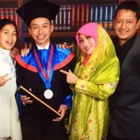 Penyanyi senior Dina Mariana sangat dikenal tahun 1970-an. Ia jadi penyanyi seangkatan dengan penyanyi Adi Bing Slamet, Ira Maya Sopha, Nourma Yunita, dan Iyut Bing Slamet. Lagu Ingat Kamu membuat namanya makin populer. (dok. Pribadi/Bintang.com)