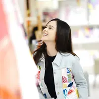 Punya badan ideal, daily wear Cut Meyriska asyik banget buat kamu jadikan inspirasi. (Sumber foto: cutratumeyriska/instagram)