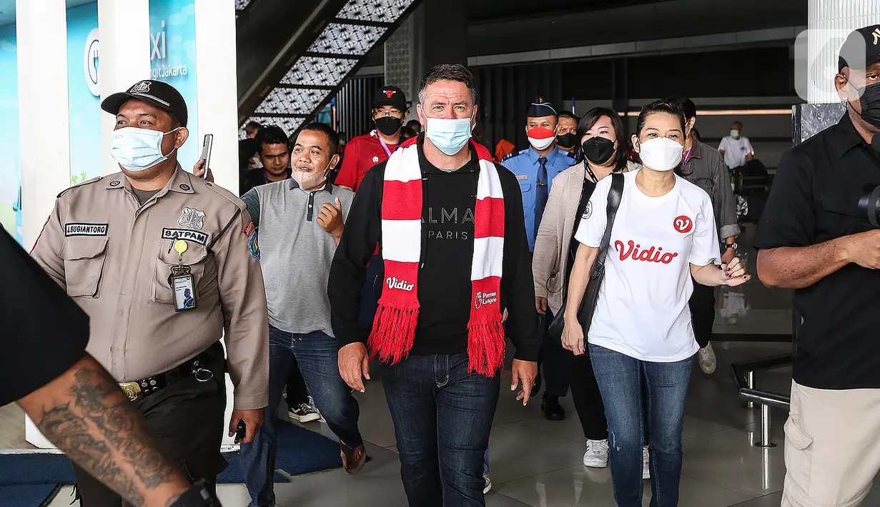 Mantan pemain sepak bola asal Inggris Michael Owen saat tiba di Bandara Soekarno Hatta, Tangerang, Banten, Selasa (20/8/2022). Owen sempat bermain cukup lama untuk Liverpool, sebelum kemudian hijrah ke Real Madrid, Newcastle United, dan Manchester United (MU) pada 2009. (Liputan6.com/Johan Tallo)