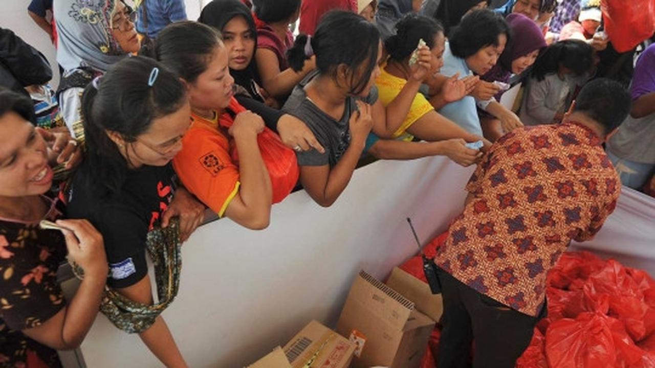Warga antre berebut sembako murah di Pasar Rakyat