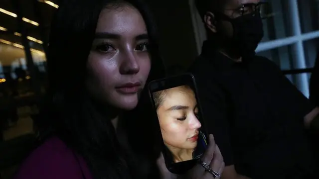 Potret Nabilla Aprillya saat melapor ke Polres Metro Jakarta Selatan