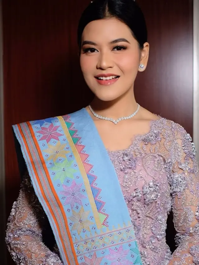 Potret Menawan Khas Ibu Pejabat Kahiyang Ayu Saat Pelantikan Kepala Daerah, Pakai Kebaya Lilac dan Ulos