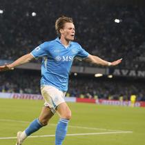 Selebrasi Scott McTominay dalam laga Serie A antara Napoli vs Cagliari, Sabtu (24/5/2025). (AP Photo/Gregorio Borgia)