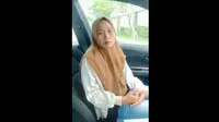 Nurhayati perangkat Desa Citemu Kabupaten Cirebon yang membantu penyelidikan kasus korupsi kepala desa malah ditetapkan jadi tersangka. Foto (tangkapan layar)