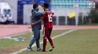 Pelatih Timnas Indonesia U-19, Indra Sjafri memeluk Saddil Ramdani saat bertanding melawan Brunei Darussalam pada Piala AFF U-18 di Stadion Thuwunna, Myanmar, Rabu (13/9/2017). Indonesia menang 8-0 atas Brunei Darussalam. (Liputan6.com/Yoppy Renato)