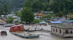 Banjir juga diperparah dengan jebolnya beberapa bagian dari sebuah bendungan. (AP Photo/Prakash Adhikari)