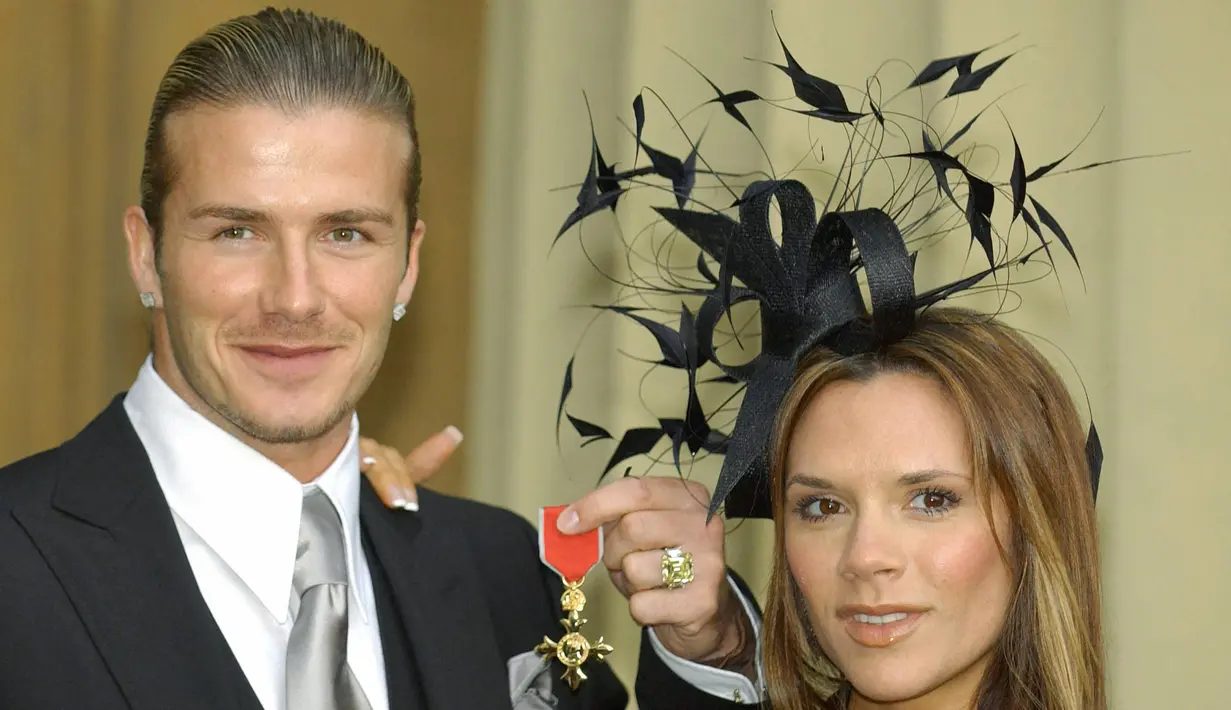 Pada tahun 2003, David Beckham mendapat penghargaan dan gelar OBE (Officer of the Order of the British Empire) dari pihak Kerajaan Inggris yang diserahkan langsug oleh Ratu Elizabeth II dalam sebuah upacara di Buckingham Palace, London. (AFP/Pool/Fiona Hanson)