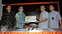 irektur Utama PT Asuransi Bumida Ibnu Nugroho (kiri) menyerahkan klaim asuransi dana Rp 6,5 miliar kepada Plt Direktur Utama PT Pos Indonesia Poernomo (kanan). (Liputan6.com/Johan Tallo)