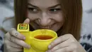 Seorang wanita menikmati minuman di Kafe Crazy Toilet di pusat kota Moskow, Rusia (30/10/2015). Cafe ini memiliki tema interior menyerupai toilet dan menyajikan peralatan seperti yang ada di kamar mandi kecil. (REUTERS/Sergei Karpukhin)