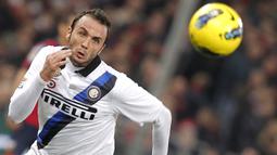 2. Giampaolo Pazzini - Giampaolo Pazzini bergabung ke Inter Milan pada Januari 2011 dan mendapat nomor punggung 7. Ia hanya berada di Inter Milan selama satu setengah musim dan kemudian dilepas ke AC Milan pada bursa transfer musim panas 2012. (AFP/Fabio Muzzi)