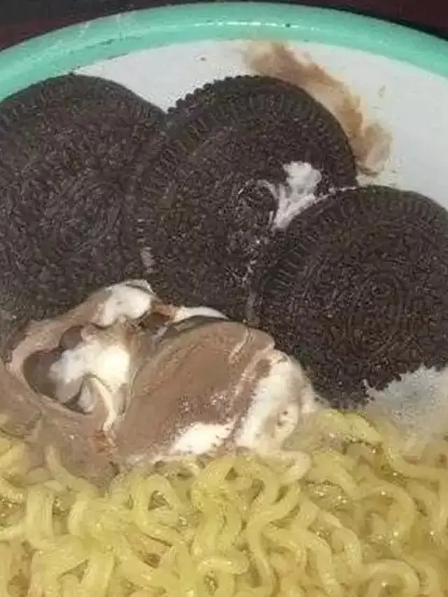 6 Potret Nyeleneh Mi Kuah Pakai Topping Wafer dan Biskuit, Disebut Sekte Baru