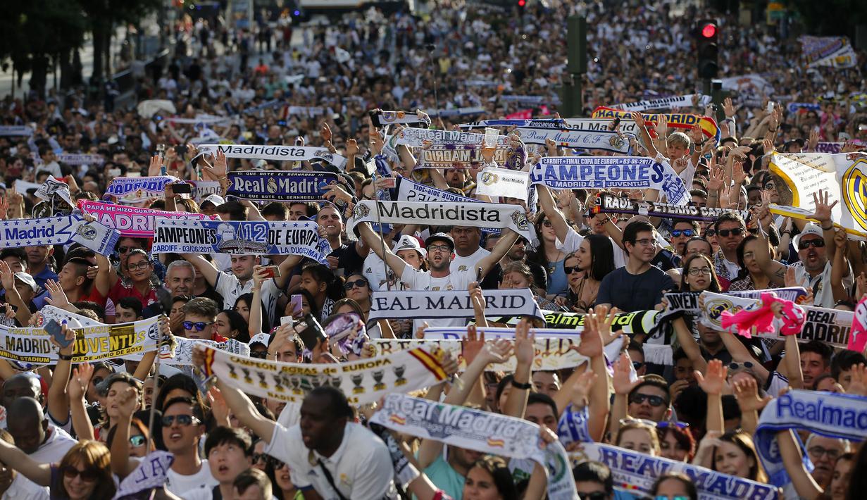 Suporter Real Madrid berkumpul saat merayakan gelar Liga Champions ke-12 di Madrid, Spanyol (4/6). ). Real Madrid menjadi juara usai mengalahkan Juventus 4-1. (AP/Paul White)