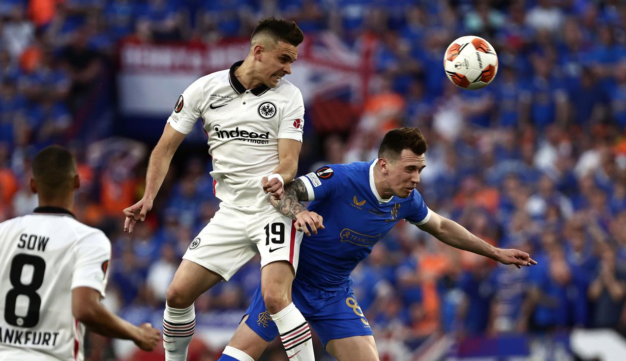 Memasuki penghujung laga, kedua kubu saling melancarkan serangan untuk mencari gol tambahan. Namun, hingga wasit meniup peluit panjang tanda akhir pertandingan, skor 1-1 tak berubah. (AP/Pablo Garcia)