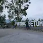 Wisatawan berfoto di tulisan Punthuk Setumbu, Magelang, Jawa Tengah, Jumat (19/10). Bukit Punthuk Setumbu merupakan salah satu spot terbaik untuk menyaksikan sunrise dengan latar Gunung Merapi Merbabu. (Liputan6.com/Herman Zakharia)